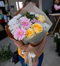 Букет цветов из:  Герберы, Розы и Хризантемы в Яжелбицы