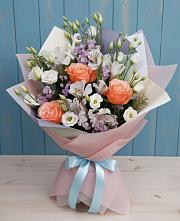 Букет цветов из:  Лизиантусы, Розы, Альстромерии и Гипсофила в Яжелбицы