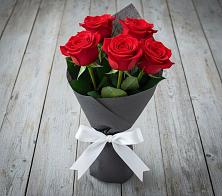 Букет 5 Красных роз Эдлесс Лав в Яжелбицы
